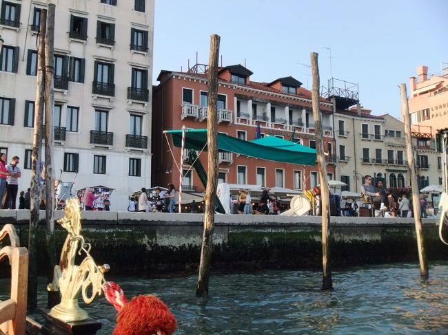 目的のゴンドラ乗船18：30<br />ホテルで予約をお願いすると、ホテルまでゴンドリエが迎えに来てくれます。<br />が・・・ロビーで待つこと３０分。やはりここはイタリア。