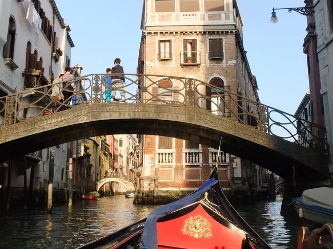 二人でゴンドラ乗船。乗り合いにしなくて大正解。<br />優雅に運河をゴンドラは進んでいきます。<br />夕暮れ時のゴンドラは、とてもロマンチェックな気分にさせてくれます。<br />料金はチョットお高めですが、せっかくヴェネチアまで来たのだから、ご夫婦は二人だけで乗ることをお勧めします。<br />