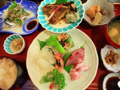 万葉庵

越前の里内、網元直売の食堂でお昼です。


おまかせ定食　2700円

この日はお刺身定食に鯵のたたき、カレイの煮付け、サザエを加えた内容でした。