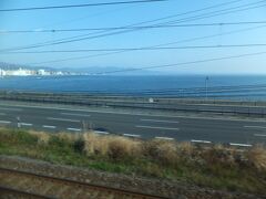 大分を出ると右手に海が見えてきます。別府湾です。なかなかきれいな景色の区間です。