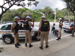 スタジアムを守る警官たちです。