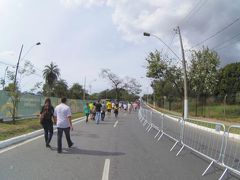 ミナスジェライス州の州都ベロホリゾンテに来ています（サンパウロから飛行機で１時間ちょっとのところです）。

車輌の進入規制がされているので、ある程度のところまでバスかタクシーで行き、そこから５分ほどスタジアムまで歩きます。