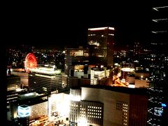 【インターコンチネンタル大阪、夜景】

バーAdeeのカウンターは北向きでしたが、泊まった客室は南向き。グランフロント大阪の北館（タワーB）に視界が遮られますが、阪急梅田駅やHEP FIVEの赤い観覧車は見えます。ちょうど満月でした。

客室からの眺めは、東向きか西向きが良さそうです。20階のフロントは西向きです。