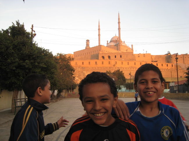 サッカーをして遊んでいた少年達です。<br /><br />カメラを向けると無邪気な笑顔を見せてくれます。