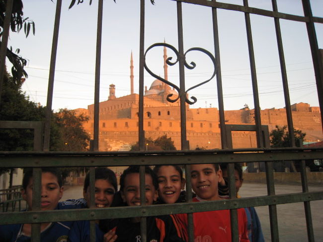 ガーマ・ムハンマド・アリをバックに笑顔。