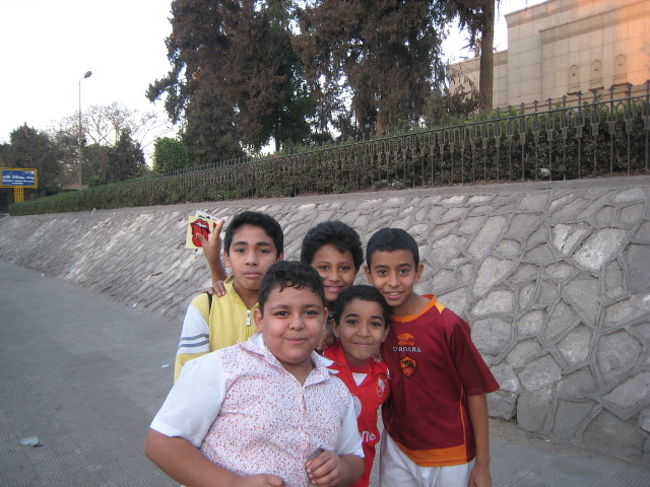 歩道を歩いていて、出会った仲良し５人組。