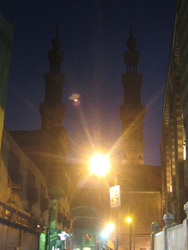 イスラム地区には、古いモスクや建物が残っているので、塔や門も多く見られるのでしょうね。<br /><br />門をくぐると、お土産や日用品を売るスーク（市場）がありました。