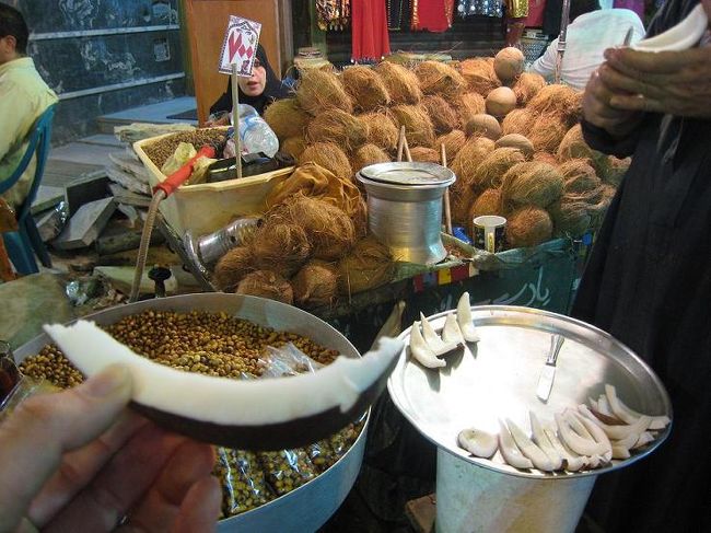 ココナッツ。<br /><br />これも、お店の人が一切れ分けてくれました。<br />生のココナッツを食べたのはこの時が初めてでした。水分は少なく実がぎっしりという感じでした。