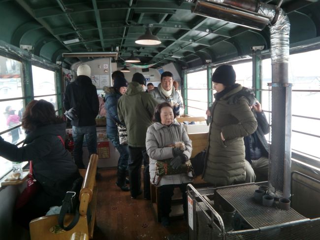 車内はかなり無骨な造りとなっている。<br />天井の鉄骨材がむき出しになっているのが何とも言えない。<br />左の奥には売店があり、おばちゃんが一人で販売していた。<br /><br />外は吹雪いていたが、車窓からオホーツク海が見えた。<br />