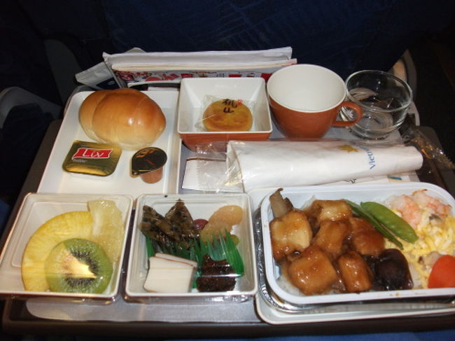 真赤なアオザイ姿の乗務員さんが運んでくれたのが和食ランチ。<br />他にアジアンランチのチョイスもあったけどやっぱり成田発だから和食が一番おいしいはず！<br />海鮮丼って書いてあったので、ちらし寿司？？と思っていたら出てきたのは海鮮丼というより五目海鮮あんかけ丼でした。<br />しばらく日本食ともサヨナラなので美味しく頂きました。