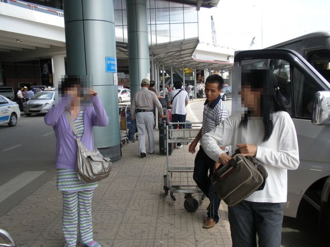 ハノイに到着！<br />思ったより早かった。<br />ワイン飲みながらランチ食べて一寝入りしたらもう着いちゃった！<br />外はものすごい暑さと湿気!!　<br />38℃、快晴です。<br />空港からインターコンチネンタルホテルまで約30分<br />ハノイでは国際空港を拡大している最中で日本の建設会社が請け負っているそうです。<br />