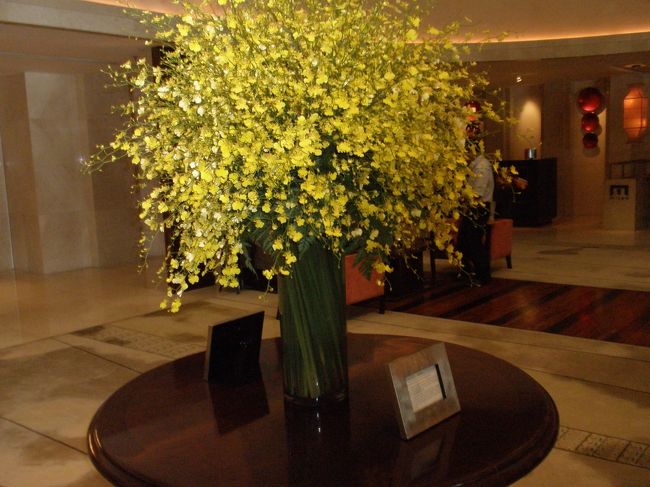 フロントは白い大理石で囲まれた涼しげな空間。<br />蘭の黄色がアクセントになって素敵です。