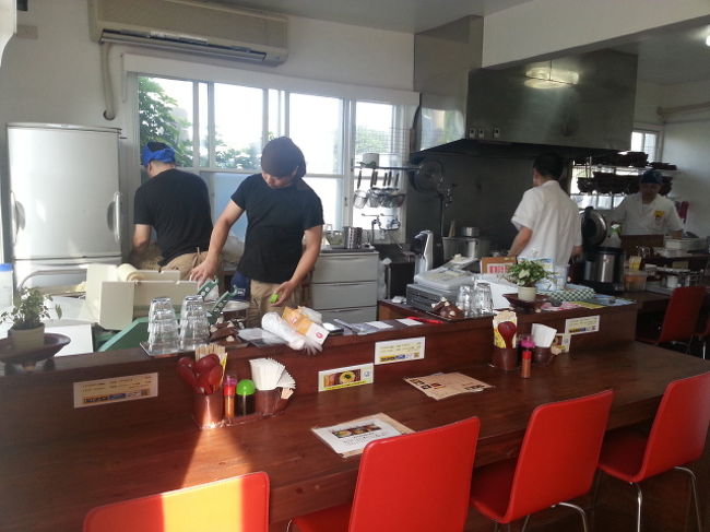 鶏そば屋。。お店入って直ぐはこんな感じです。