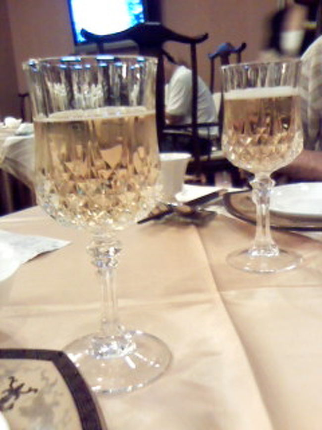 神武門を出て、景山前街を渡り、景山公園を右手に見ながら200〜300メートル行ったところに大三元酒家があります。<br /><br />伝統的な広州料理のレストランです。<br />店内は清潔で落ち着いた雰囲気で、ゆったりと食事ができました。<br /><br />入口の看板は清朝最後の皇帝の弟、溥傑氏の書だそうです。<br /><br />まずはビール！<br />グラスが素敵！！<br />