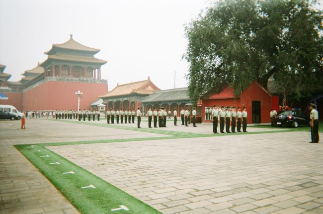 のんびり歩いて正陽門まで行きスタート！<br /><br />毛主席記念堂を通り、天安門広場を左手に人民大会堂を見ながら進みます。<br /><br />地下道を通り、天安門へ。<br /><br />2度目の故宮博物院です。