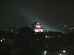 今回は夕方からの公演だったのですが、大雨のせいか、満席のはずの客席にはちらほらと空席も目立ちました。

秋篠音楽堂は、室内楽専用ホールで、300席ほどありますが、写真撮影は禁止です。

演奏は良かったですよ♪
2曲とも好きな曲で、一度生で聴いてみたいと思ってたんです。

特にメインのブラームスは、学生時代に先輩たちと（1楽章だけですが）練習したこともあって、思い出の曲です。
クラ５は、クラリネット1本＋弦楽四重奏の5人で演奏する曲です。

写真は、帰る前に立体駐車場から撮った、平城宮跡の大極殿。
ライトアップされていて、きれいなんですよ〜。

これでお天気が良ければ言うこと無し(笑)