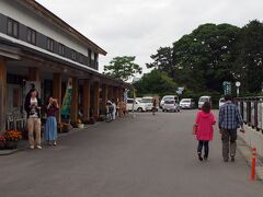 斜陽館の向かい側には、金木観光物産館「マデニィー」があります。