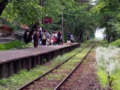 津軽鉄道芦野公園駅のホームには、太宰ファン（？）の女性達でしょうか？