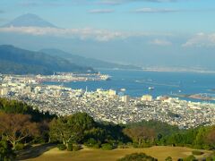 日本平山頂から眺めた、観光絵ﾊｶﾞｷのような富士山と駿河湾と清水港の風景。