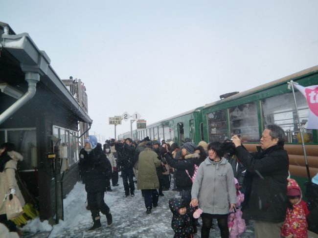ノロッコ号は小一時間ほどで北浜駅に着いた。<br />乗降客のほとんどが降りたので、ホームは人でごった返していた。