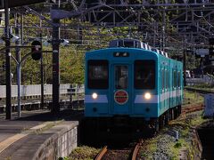 紀伊勝浦まで来たのは、遅いお昼を食べるため。
ところが、駅前を探してもこれと言った店は無く、結局、手持ちの菓子を駅の待合室で食べるだけとなってしまった。
そして、15時27分発の普通列車に乗り、宿の迎えが来る宇久井駅へ向かった。