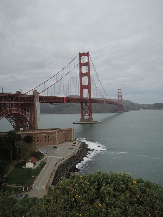 golden gate bridgeをわたりました。<br />サンフランシスコ側は橋脚の近くまで行くことができます。