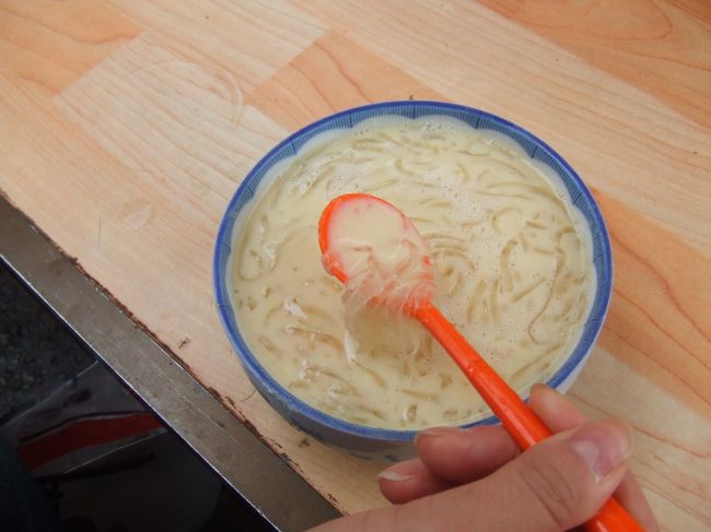 一体何ができるのか興味深く見ていたら、いっぱい出てきました。<br />ところてんみたいなのが入っていました。<br />正直、おいしいものではありませんでした。<br />忘れてたけど、私は豆乳が苦手でした。