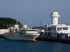 白い建物は港の待合室、停泊している船は屋久島の西にある口永良部島へ1日1往復しているフェリー太陽です。