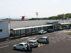 レンタカーの空港営業所はターミナルビルの目と鼻の先。せっかくここまで来たのでターミナルの写真も一枚。平屋建ての小さな建物です。
