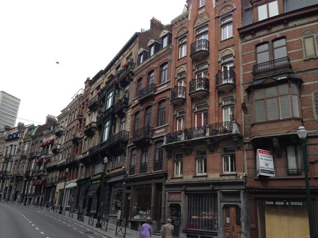 グランサブロン広場に向かう。<br />グランプラス側とはちょっと雰囲気が違うけど、こういう街並みも好きです。