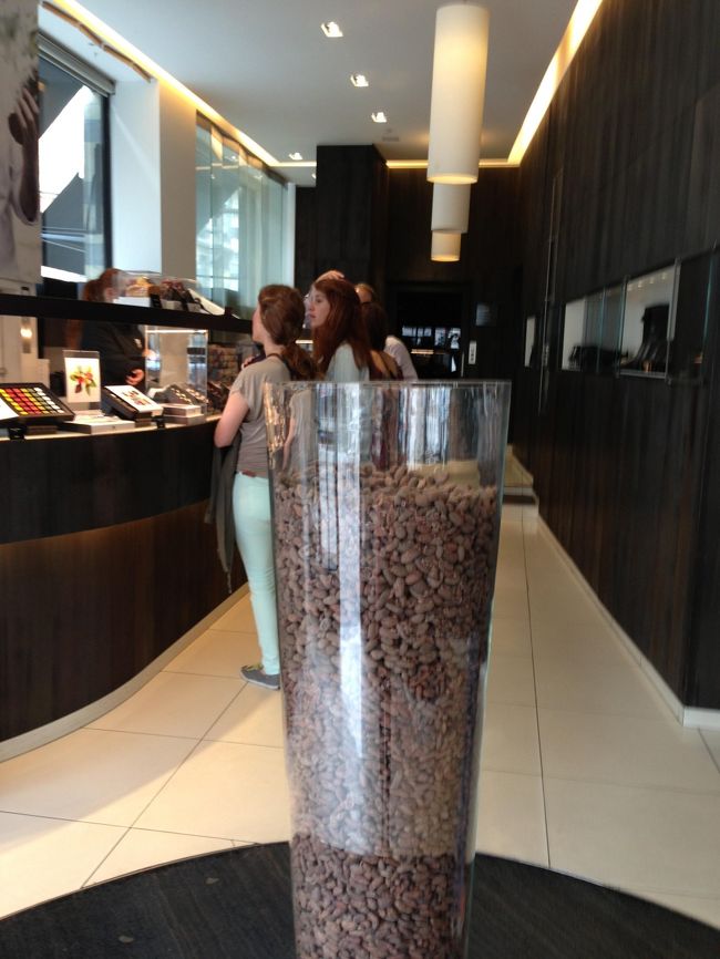 店内の様子。<br />このオブジェはカカオがたっぷり入ってて、カカオの香りもしました。