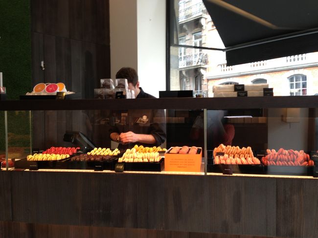 マカロンの種類がたくさん。<br />詰め合わせを買いましたが、日本に持ち帰ったらちょっとくっついちゃったのもあった。<br />夏場は持ち帰りは無理かな〜。