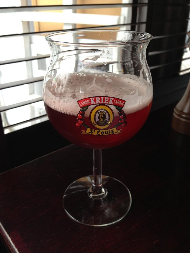 ランチタイム。<br />クリークビールは甘酸っぱくて美味しい。