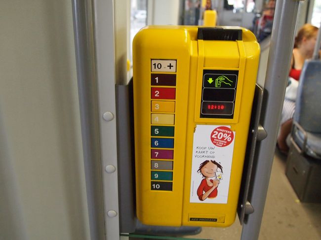 トラム内にある刻印機。<br />チケット買ったら必ず刻印しましょう。