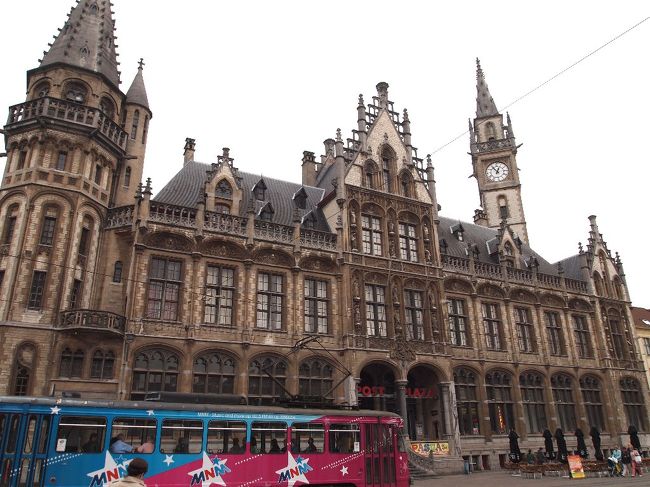 トラムに乗って着いた先はコーンマルクト広場。<br />郵便局とショッピングセンター