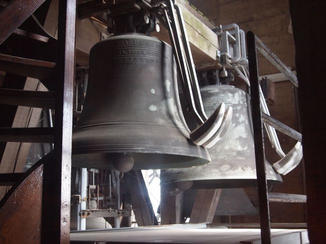 鐘楼の大きな古い鐘。