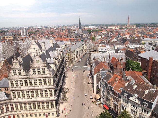 鐘楼の上からゲントの街を眺める。<br />このころからお天気が回復。