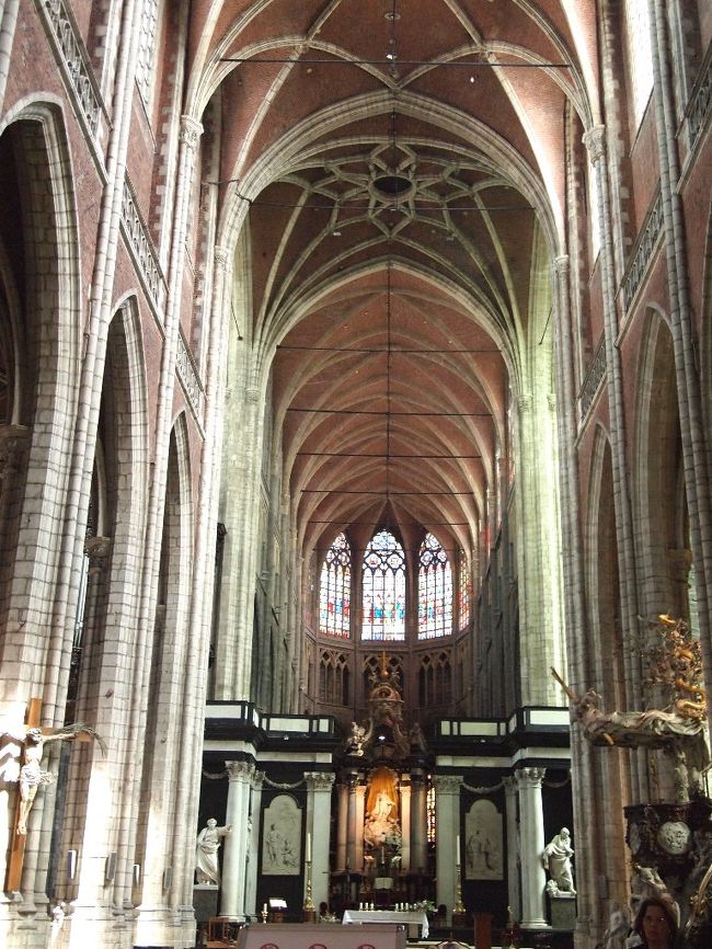 聖バーフ大聖堂。<br />外観は残念ながら修復中で工事現場のようで撮影しませんでした。<br />ここから内部は撮影禁止でした。<br />神秘の仔羊は日本語で解説が聞けたので良かったです。