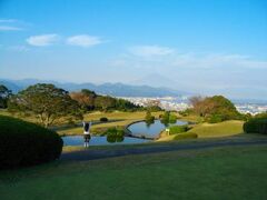 ☆★☆＜祝＞☆★☆ 富士山・世界文化遺産登録決定 ！ 

秋の夕暮れ、日本平ホテルの庭園から小さな女の子が、
富士山の素晴らしい景色にバンザ～イ！

