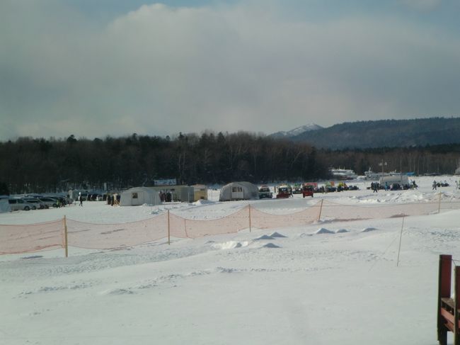 阿寒湖に着いたが、湖面は雪景色。<br />ワカサギ釣りなどが行われていた。<br />湖面にはプレハブの建物、ビニールハウス、駐車場まであった。<br />
