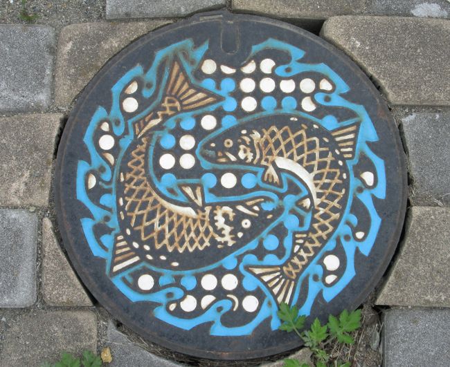 岩手・宮古<br /><br />魚２匹のマンホールデザインは多く見受ける