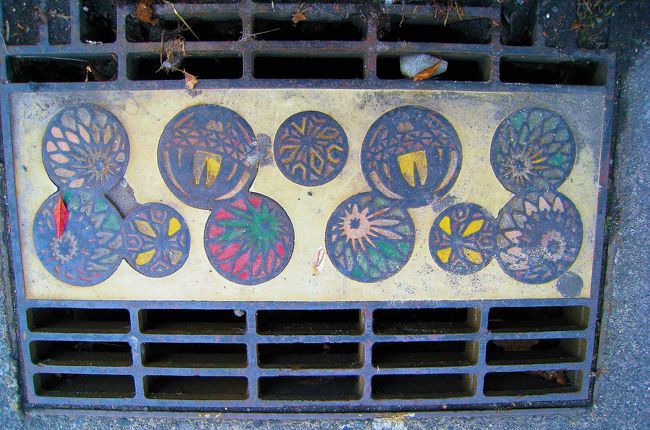 長野・松本<br /><br />極めて珍しい　カラー蹴鞠の側溝蓋