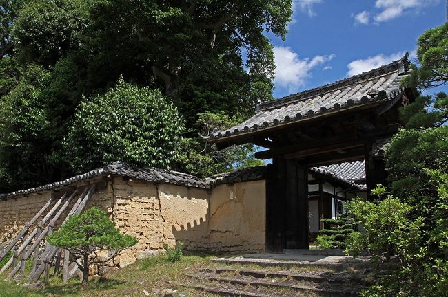 まずは唐招提寺近辺の散策から<br />いきなりこれ・・・・