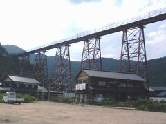 移動して鳥取県の余部鉄橋です。
昔、強風に煽られてこの鉄橋から電車が落下した大事故がありました。