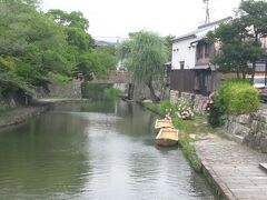 新町通りは八幡堀に行き当たって終わる。
豊臣秀次が城下町として開いた近江八幡だが、その時、琵琶湖から引いた運河が八幡堀。