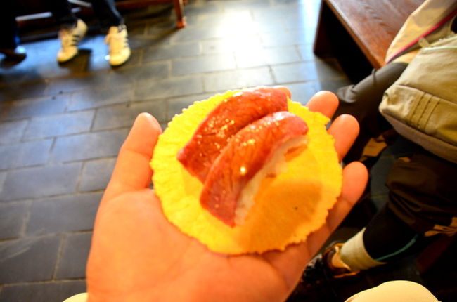 せんべいの上に乗せられた飛騨牛にぎり<br />これは絶品です。