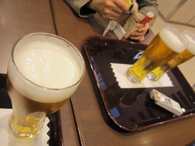 仕事からそのまま羽田へ。<br />夜中発の便でホノルルへ。<br /><br />夕飯と一緒にビール飲んで、これでお休みモードに。<br />（でも、機内でも飲む）