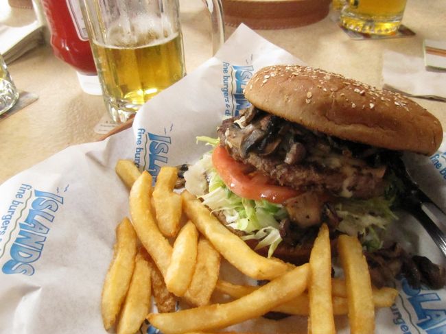 いきなりジャンクフード＠アラモアナのレストラン<br />もっちろんwithビール。<br /><br />明日のムームー探しに。