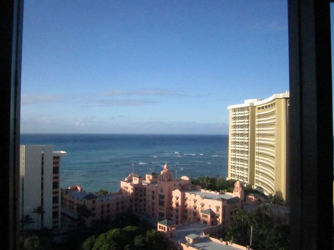 ２日目。<br /><br />HISのツアーだったので、<br />隣のビルの回転するレストランが朝食場所。