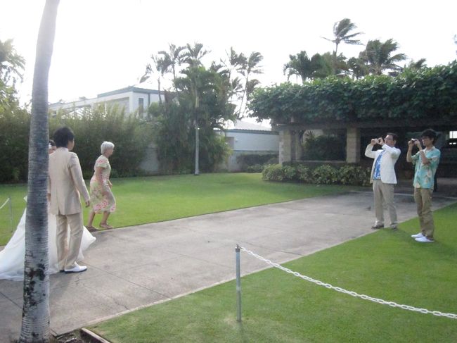 で、リムジンに乗って結婚式へ。<br />新郎新婦は一足先にチャペルへ。